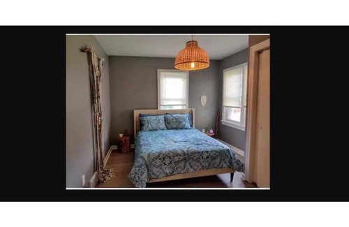 Hermann House | Between the vines BnB: 3 bdrm rustic/modern home