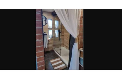 Hermann House | Between the vines BnB: 3 bdrm rustic/modern home