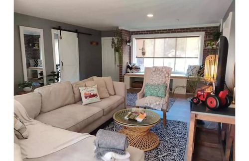 Hermann House | Between the vines BnB: 3 bdrm rustic/modern home