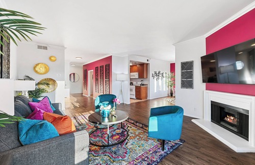 Beverly Hills Apartment | Beverly Hills Getaway 2BR Apt Parking, Pool Access