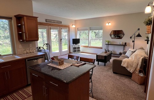 Colbert Apartment | Beyond The River’s Path - gorgeous, quiet, & close to town