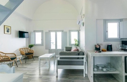 Vourvoulos Apartment | BH971 - C - Suite Santorini