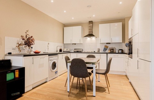 East Walworth Apartment | BIG 1-Bed Flat Central London w/Terrace & Office Corner