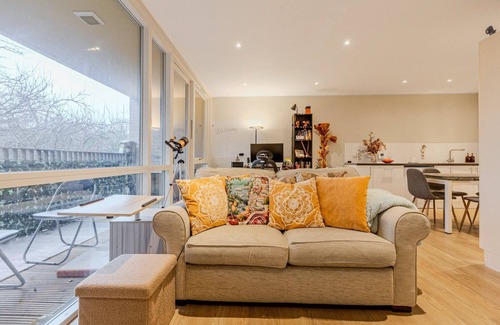 East Walworth Apartment | BIG 1-Bed Flat Central London w/Terrace & Office Corner