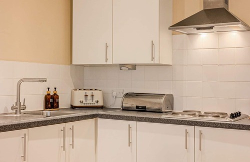 East Walworth Apartment | BIG 1-Bed Flat Central London w/Terrace & Office Corner