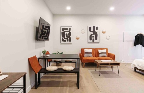 Park View Apartment | BIG, above ground studio- near restaurants!