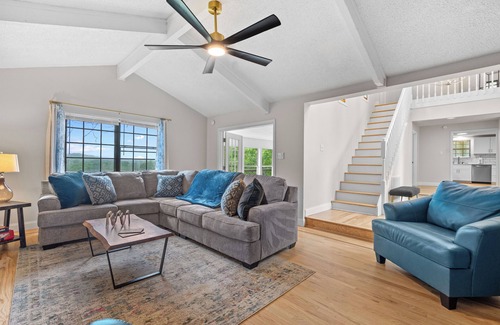 Jones Mills House | Big family friendly, Deck, Pool Table, Propane Grill & Fire Pit!