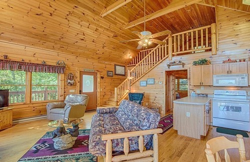 Sheepback Mountain Estates Cabin | Big Hot Tub, Fire Pit, High-Speed WIFI, PRIVATE! 180 Degree Breathtaking Views!
