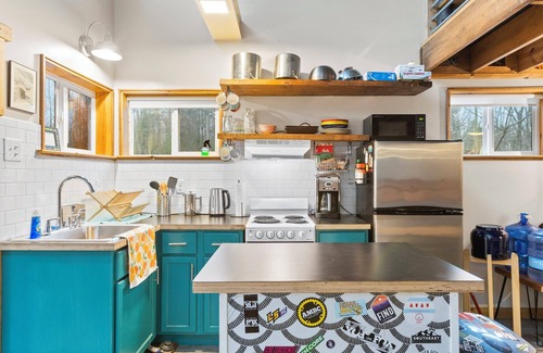 Rogers Cabin | Big Leaf: a cleverly designed off-grid cabin for climbers and hikers alike