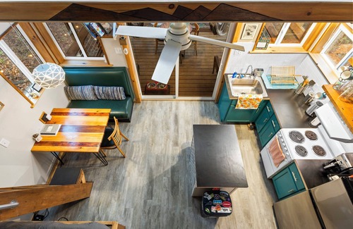 Rogers Cabin | Big Leaf: a cleverly designed off-grid cabin for climbers and hikers alike