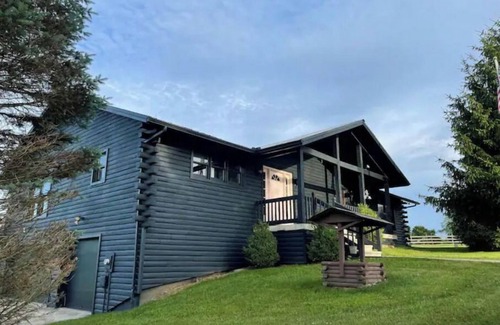 Summit Station Cabin | Big Log Cabin 3 miles Denison & Granville. Farm views.