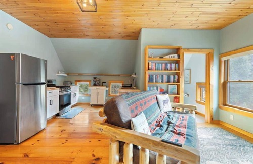 Elkins Apartment | “Big Red” @ New London/Sunapee - Overflow Unit