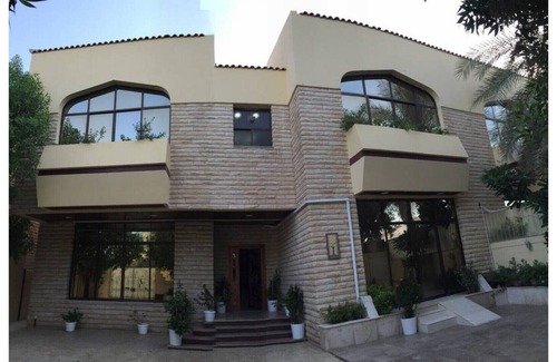 Abu Dhabi Bed & Breakfast | BIG ROOM SHOWER & HANDBASSIN T - D
