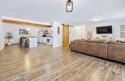 Newbury Apartment | "Big Sky" Retreat Atop Sunapee - Overflow/"Flex"