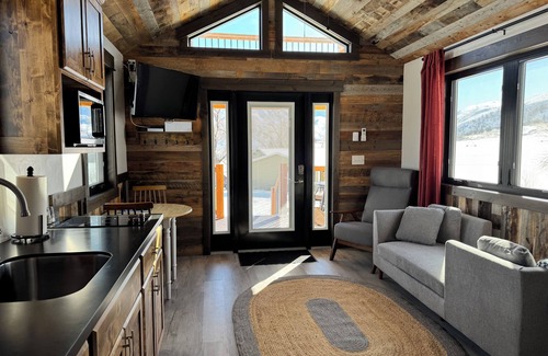 Salmon Cottage | Big Views in Salmon, ID - close to town and Goldbug Hotsprings