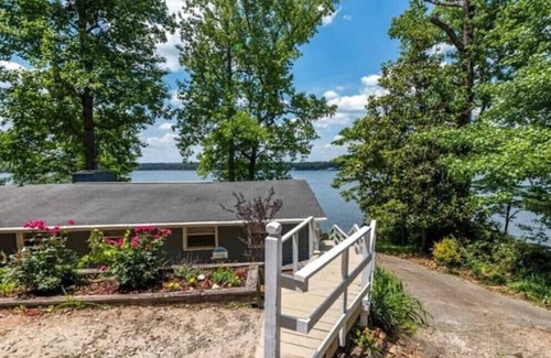 Valley House | Big Water Views on Lake Harding!