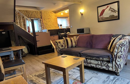 Holt Cottage | Bijou Bolthole in Blakeney for 2,parking,patio,lawn & close to Quay,pubs & shops