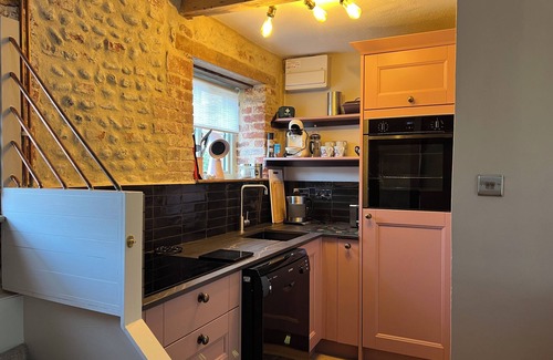Holt Cottage | Bijou Bolthole in Blakeney for 2,parking,patio,lawn & close to Quay,pubs & shops