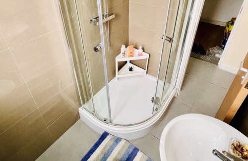 Chorlton-cum-Hardy Apartment | Bijou Flat-Private Kitchen Bathroom & Free Parking