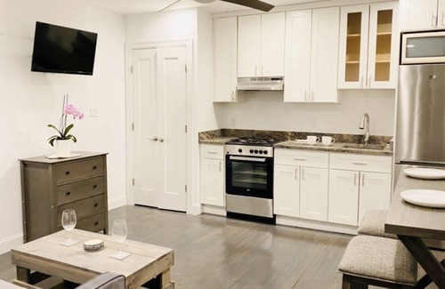Long Beach Apartment | Bikinis & Martinis a Modern Beach Studio for 2 only 5 minute walk to the beach