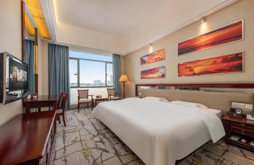 Chancheng Hotel | Billions-Earn Hotel just a 3 minute walk to the Ceramics Expo Center and close to Guangdong Foshan Creative Park and China Ceramics City