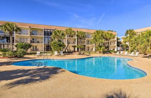 Biloxi Apartment | Biloxi Condo with Pool Access - Steps to Beach!