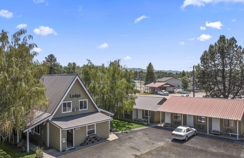 Cascade House | Birch Glen Lodge Studio: Sauna, Firepit, and Game Room