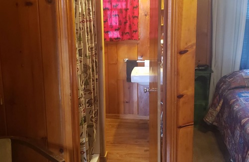 Evergreen Shores Hotel | Birchwood Motel