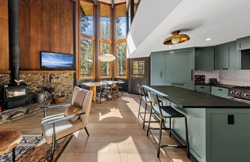 Alpine Meadows House | Birchwood - Remodeled 3 BR- Wood Fireplace- Private Hot Tub- Ski Shuttle