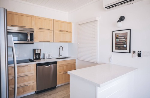 Governor's Harbour Cottage | Bird of paradise, purple papaya