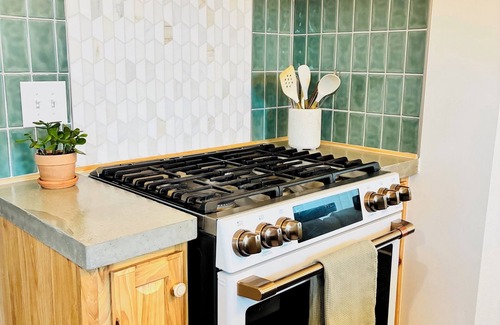 Linwood House | BIRDHOUSE BUNGALOW Charming 1-bedroom in welcoming Kawkawlin, MI with AC