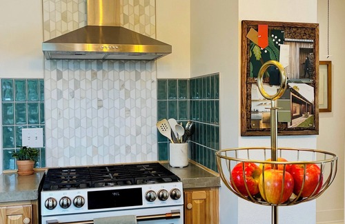 Linwood House | BIRDHOUSE BUNGALOW Charming 1-bedroom in welcoming Kawkawlin, MI with AC