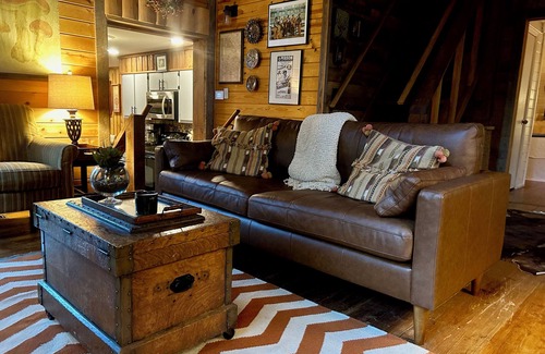 Cashes Valley Cabin | Birdsong, Blue Ridge Retreat. Quiet cabin on the river. 6 miles from Blue Ridge