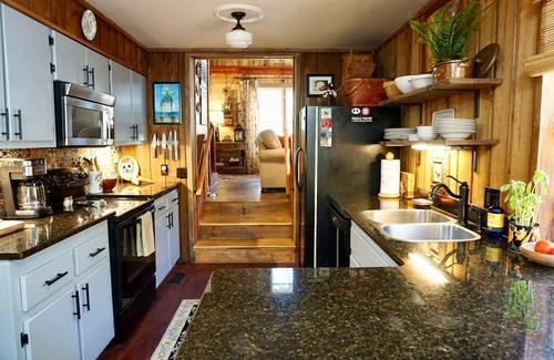Cashes Valley Cabin | Birdsong, Blue Ridge Retreat. Quiet cabin on the river. 6 miles from Blue Ridge