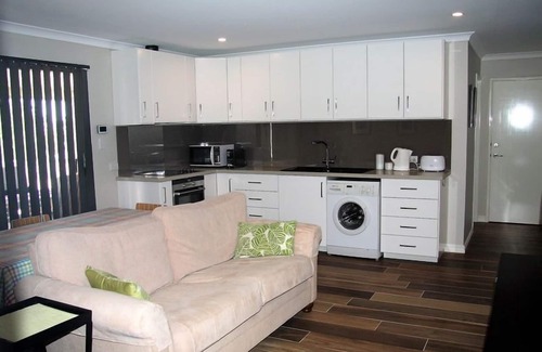 Wanneroo House | Birdsong - holiday home in Perth