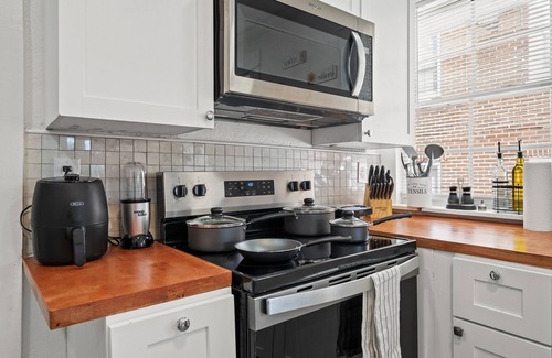 Birmingham House | Birmingham Bungalows-Groups/Games/Patio/Grill/Pets