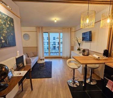 Les Puces de Saint-Ouen Apartment | Biron deluxe studio flea market of Paris, porte de Montmartre