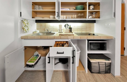 Downtown Honolulu Condo | Bishop Suites @ Executive Centre, #3903, Mountain View Suite w/Full Kitchen