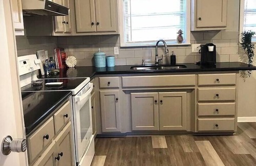 North Little Rock House | Biz Travelers Feel At Home Pets Welcome Big Yard