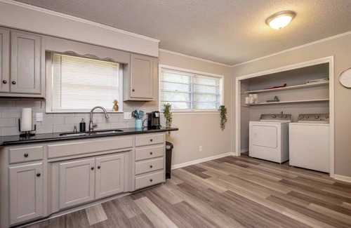 North Little Rock House | Biz Travelers Feel At Home Pets Welcome Big Yard