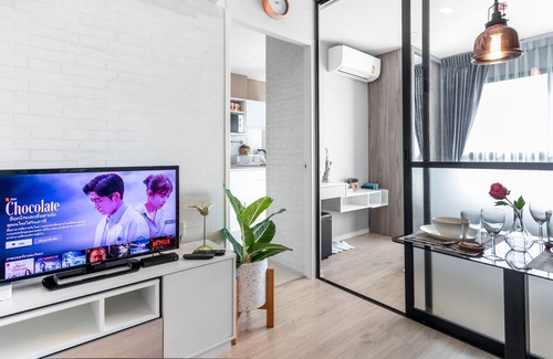 Lat Krabang Condo | BKK Airport Apartment 10min/Near Market, Mall & Skytrain/Free WIFI&NETFLIX