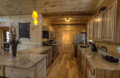 Bryson City Cabin | Black Bear Lodge Great Smoky Mtns, Hot Tub, Polar Express, King Bed, WiFi