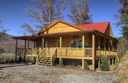 Bryson City Cabin | Black Bear Lodge Great Smoky Mtns, Hot Tub, Polar Express, King Bed, WiFi