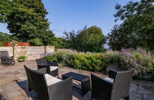 Abergavenny House | Black Cat Bach