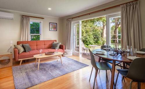 Rotorua Apartment | Black Cottage - Beautiful Central Cottage for Two