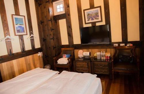 Ren'ai House | Black Forest Manor