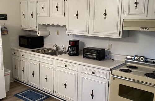 Black Mountain Apartment | Black Mountain Flat-walk to downtown