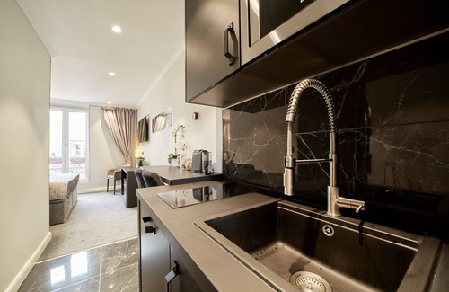Centre Ville Apartment | BLACK PEARL Suite Luxury Downtown 200 m from Amiens Cathedral