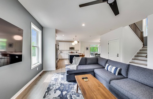 Zenda House | Black Point House, 4bd, Scenic Views, Deck, BBQ, Sleeps 10