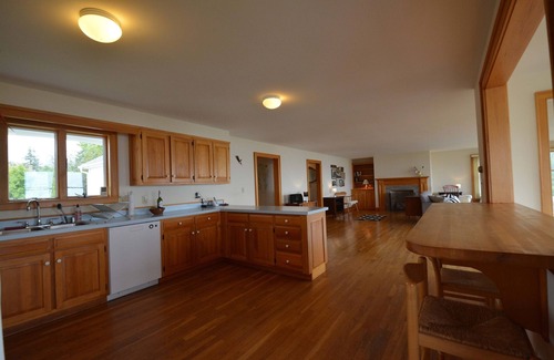 Stonington House | Black Swan- Well-kept Intown Home with Ocean Views